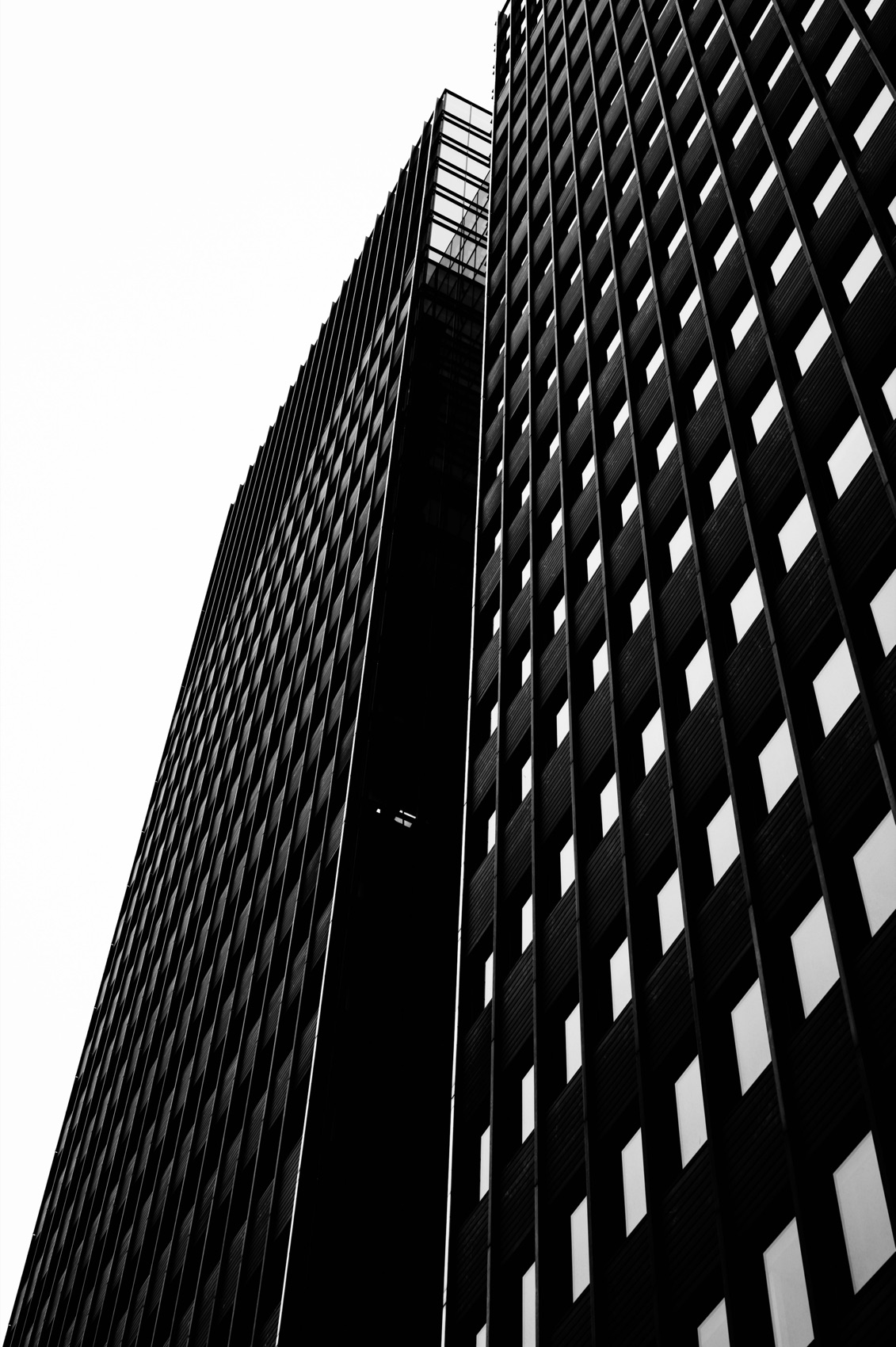 Fassade eines Konzerngebäudes, streng gerastert